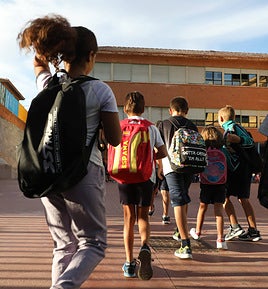 Unos niños en el colegio.