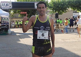 Antonio Cerezo, vencedor de la X Carrera Popular de Aldehuela de Yeltes, posa tras cruzar la meta
