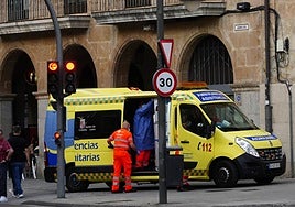 Una ambulancia en la calle Gran Vía de la ciudad.