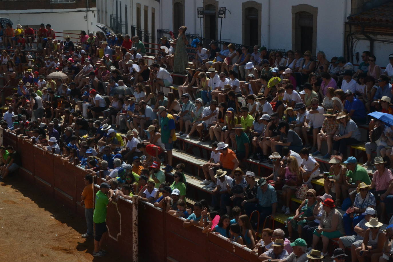 Brillante encierro a caballo en Lumbrales