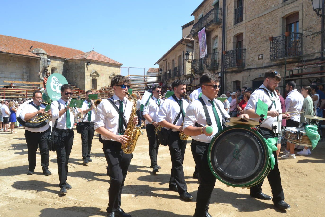 San Bartolo recibe el calor de los vecinos de Aldeadávila