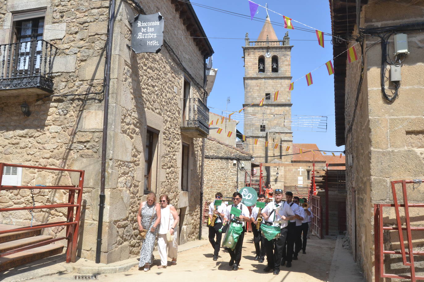 San Bartolo recibe el calor de los vecinos de Aldeadávila