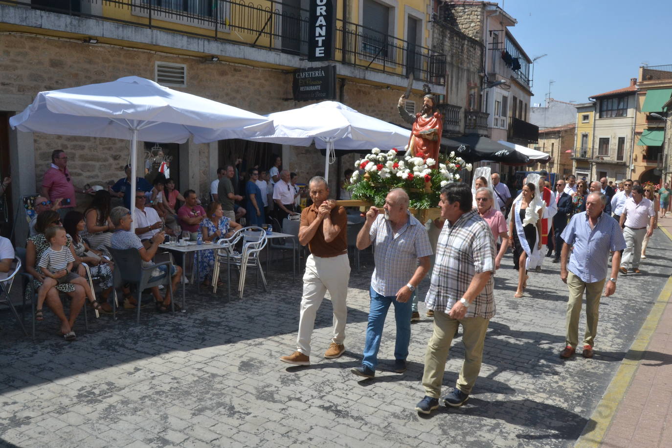 San Bartolo recibe el calor de los vecinos de Aldeadávila