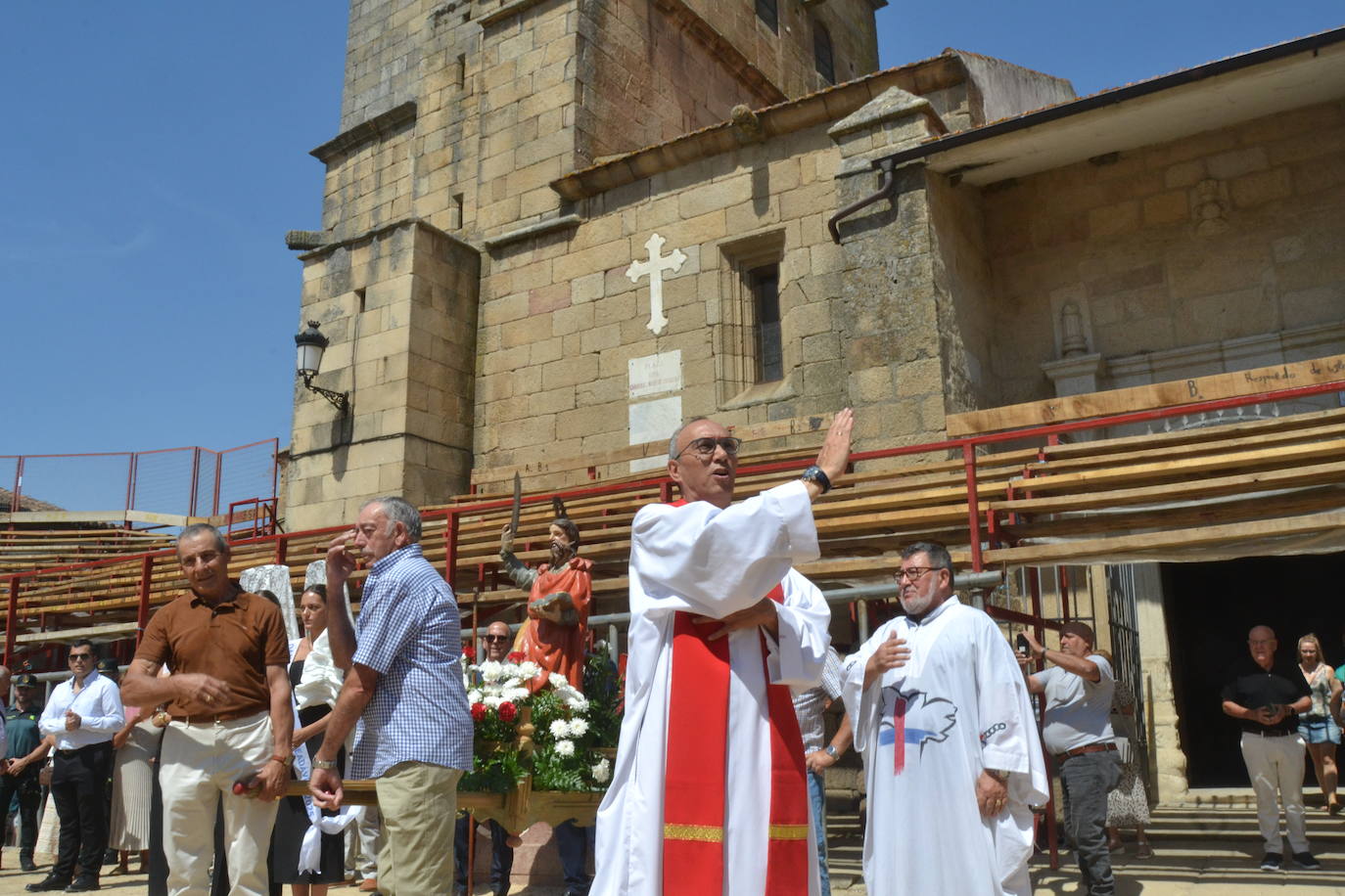 San Bartolo recibe el calor de los vecinos de Aldeadávila