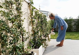 Mónica Juan Pillan en su jardín.