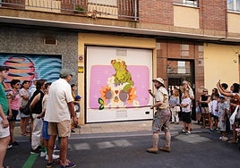 Un explorador mostrando la última obra ganadora.