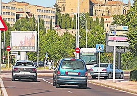Varios turismos acceden a la capital del Tormes.
