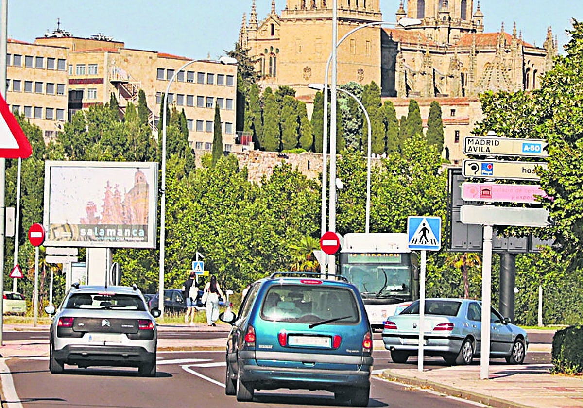 Varios turismos acceden a la capital del Tormes.