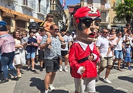 Salida del pasacalles de cabezudos desde la Plaza Mayor