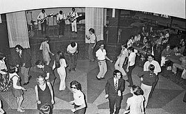 De los bailes de gala y las verbenas a las fiestas punkis y la «marcha» en Salamanca