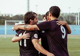Los jugadores celebran uno de los tantos.