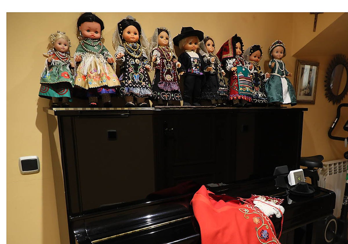 Imagen principal - Pasión por la tradición: la salmantina que crea trajes charros para sus muñecas