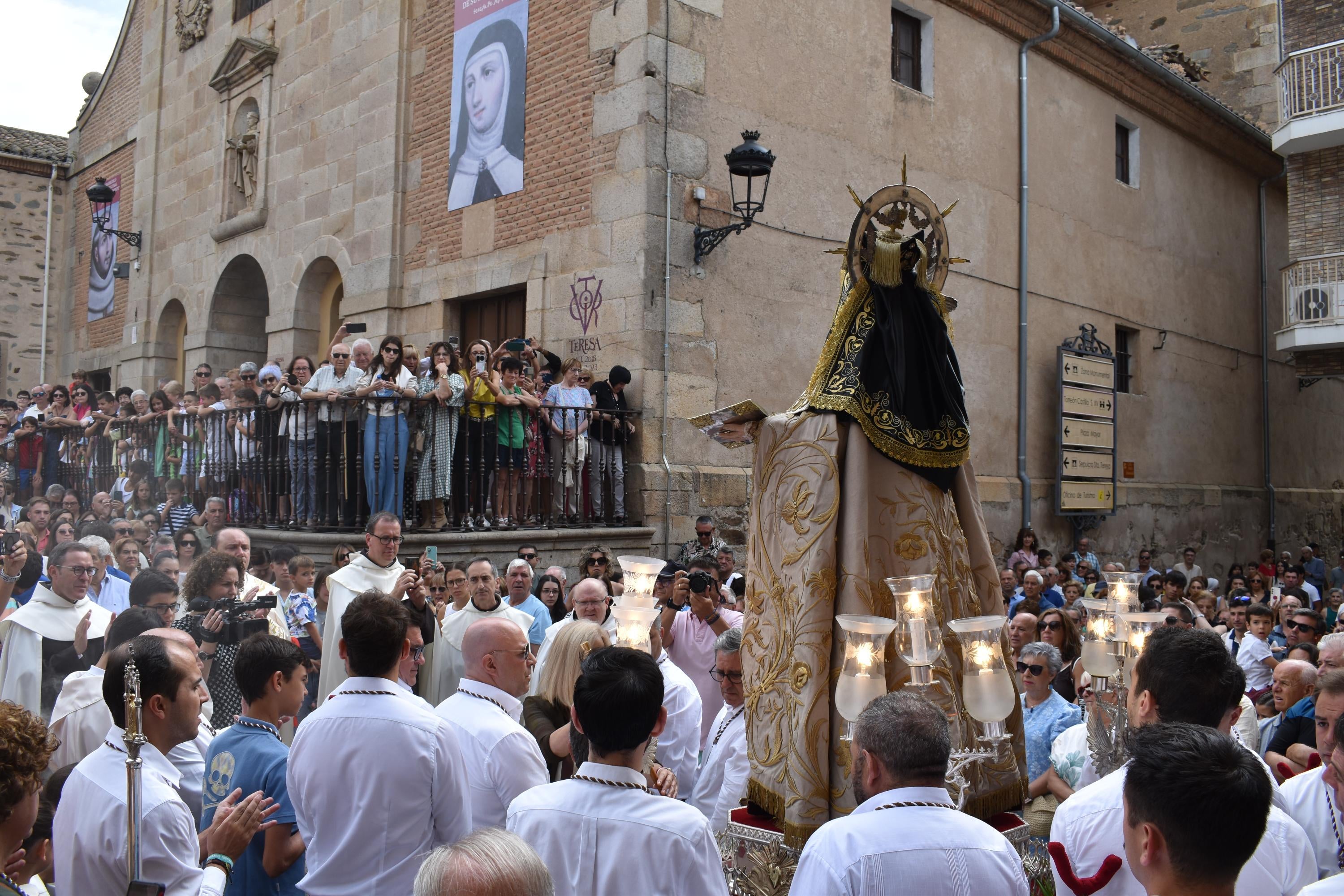 Santa Teresa vuelve a las calles de Alba de Tormes entre aplausos y mucha emoción