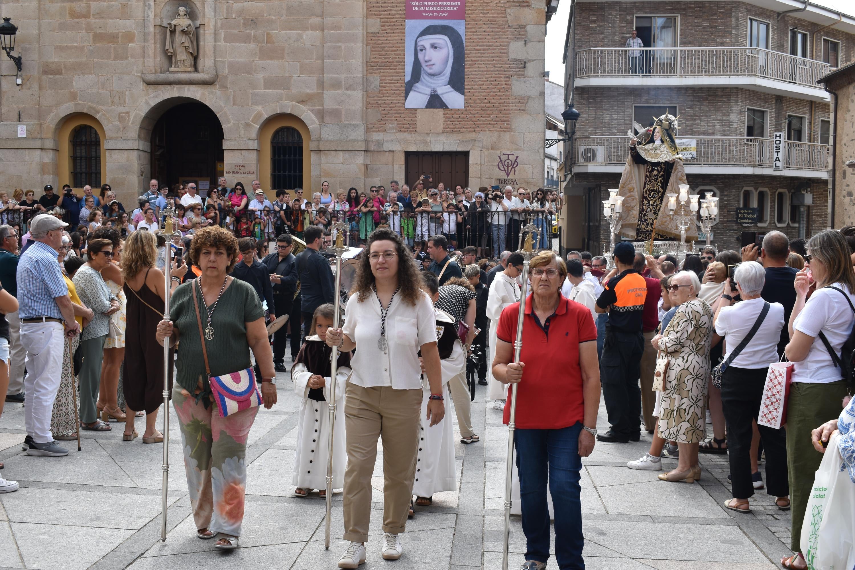 Santa Teresa vuelve a las calles de Alba de Tormes entre aplausos y mucha emoción
