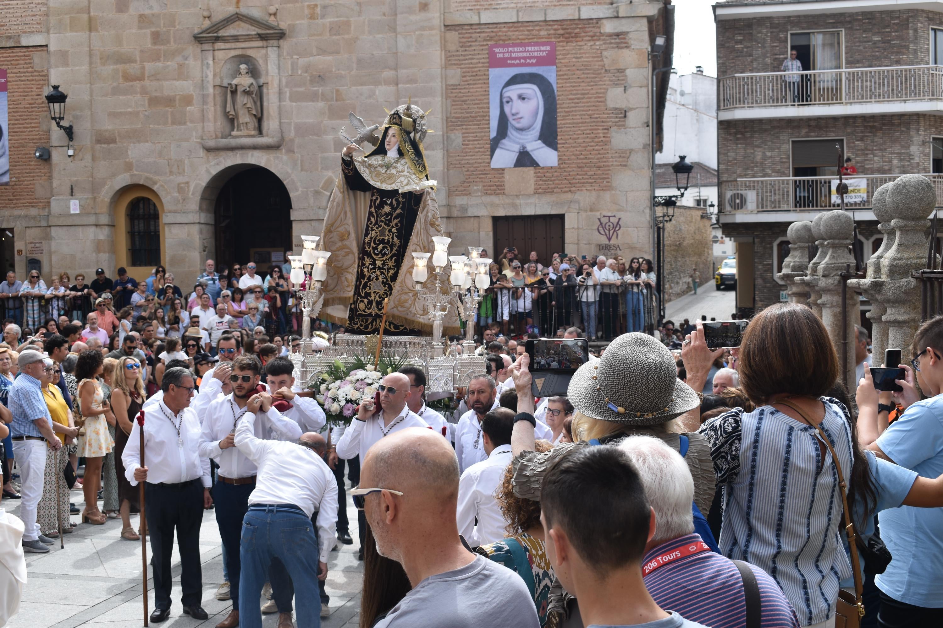 Santa Teresa vuelve a las calles de Alba de Tormes entre aplausos y mucha emoción