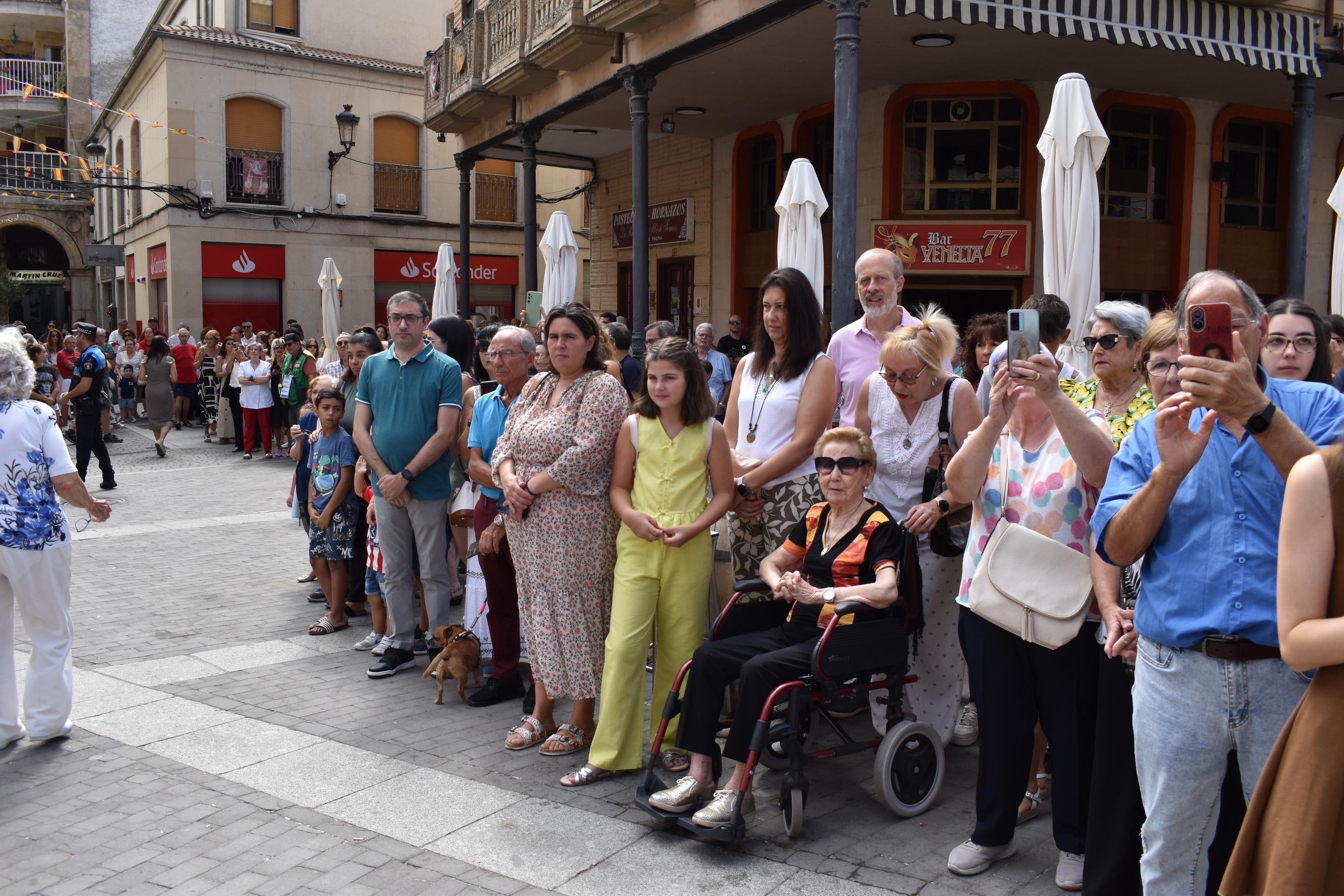 Santa Teresa vuelve a las calles de Alba de Tormes entre aplausos y mucha emoción