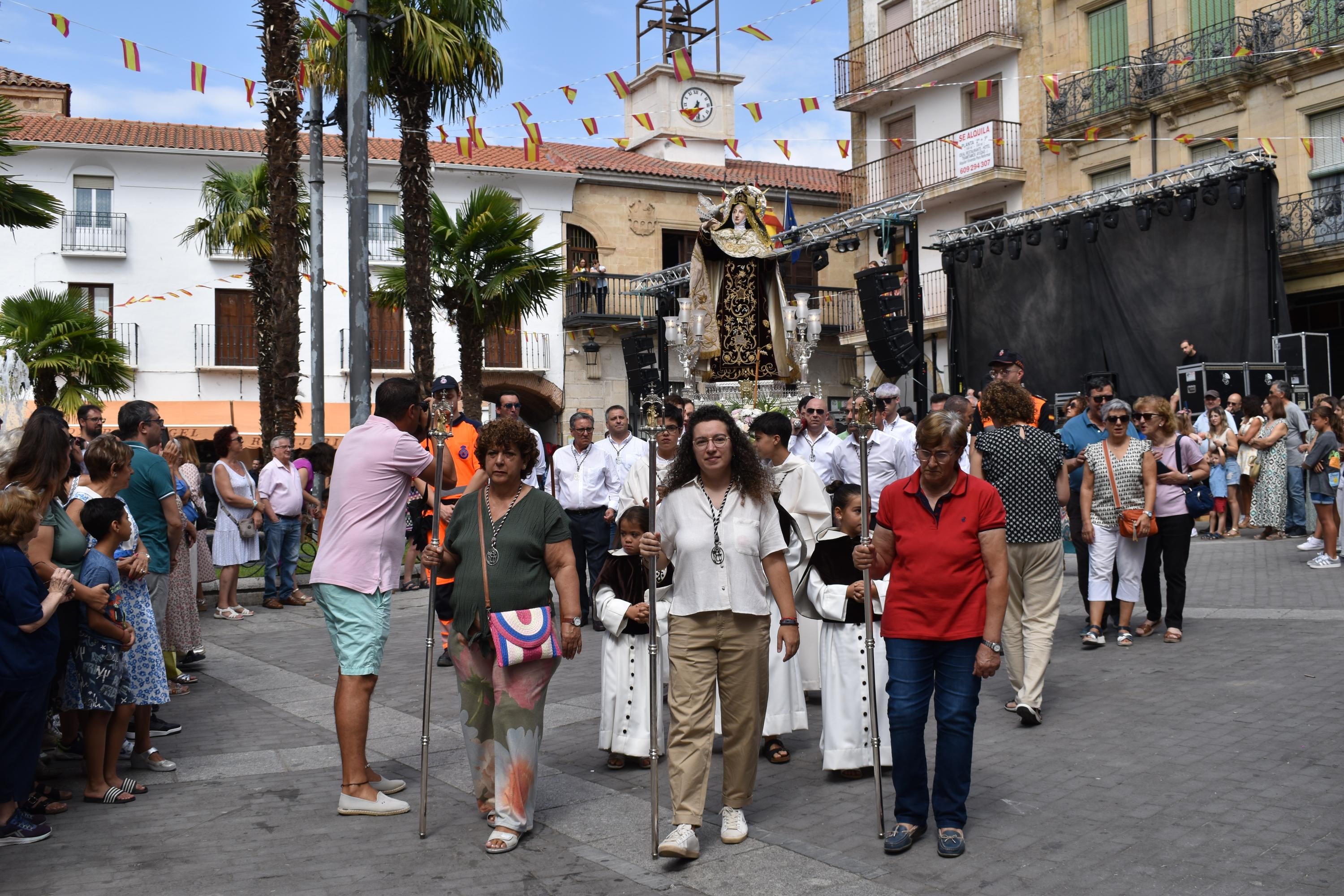 Santa Teresa vuelve a las calles de Alba de Tormes entre aplausos y mucha emoción