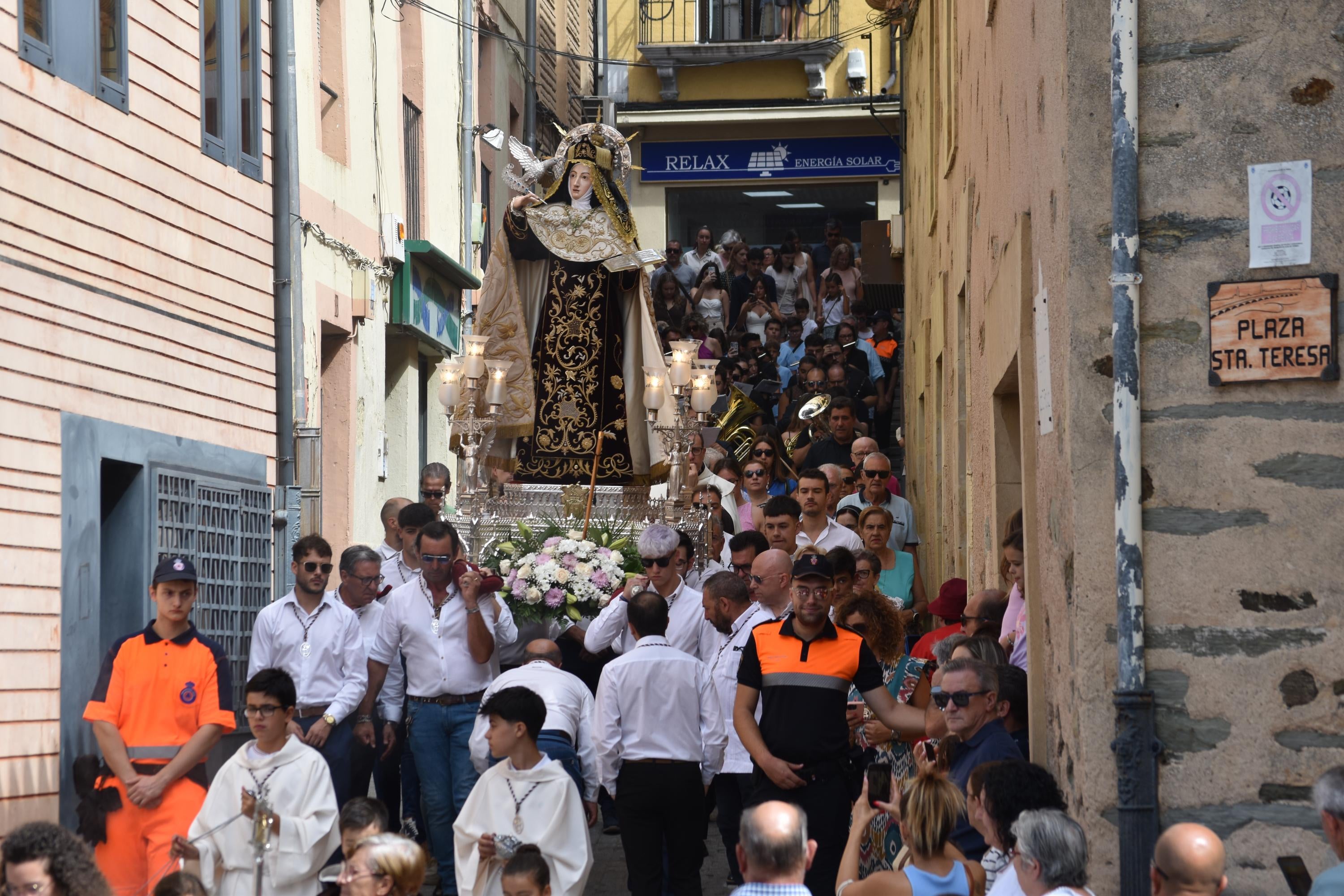 Santa Teresa vuelve a las calles de Alba de Tormes entre aplausos y mucha emoción