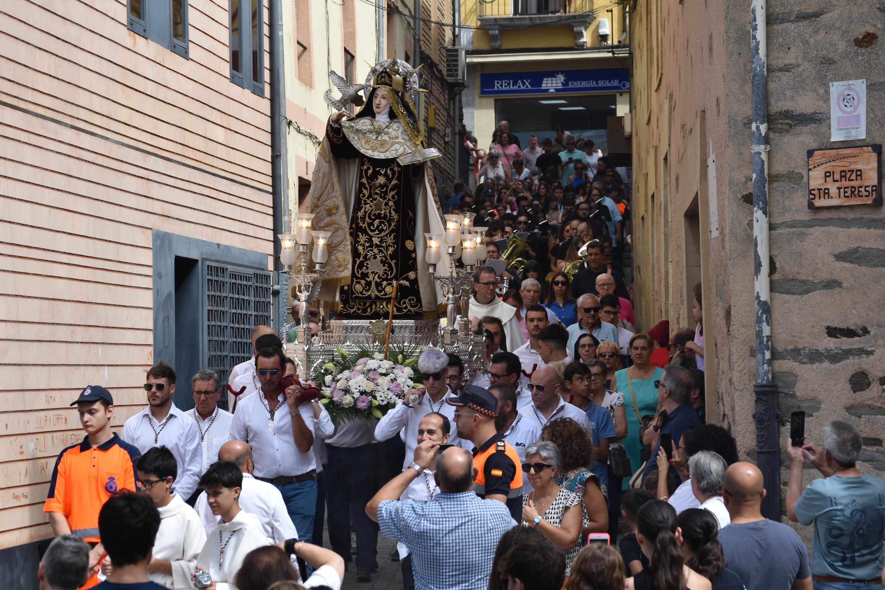 Santa Teresa vuelve a las calles de Alba de Tormes entre aplausos y mucha emoción