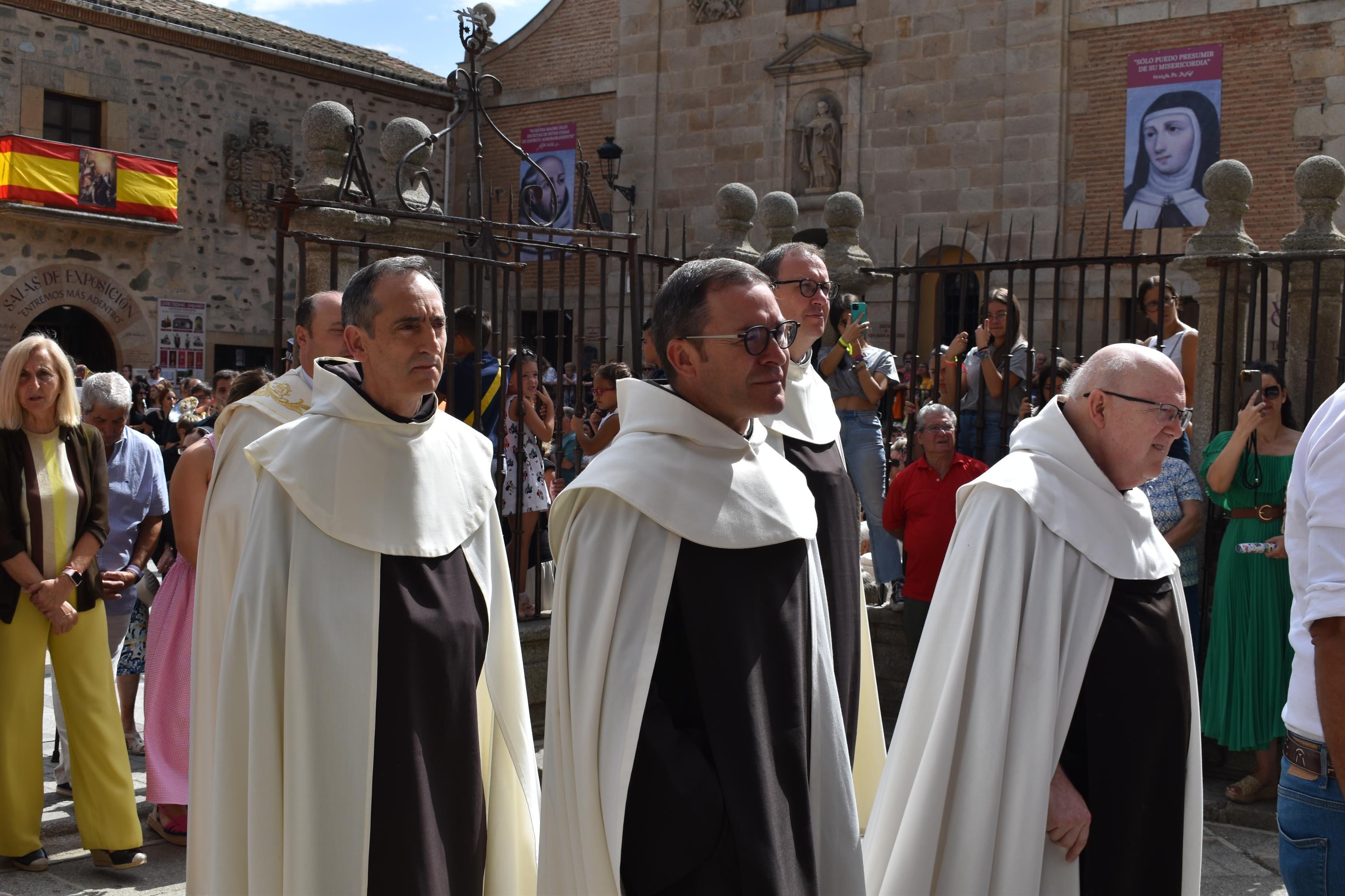 Santa Teresa vuelve a las calles de Alba de Tormes entre aplausos y mucha emoción