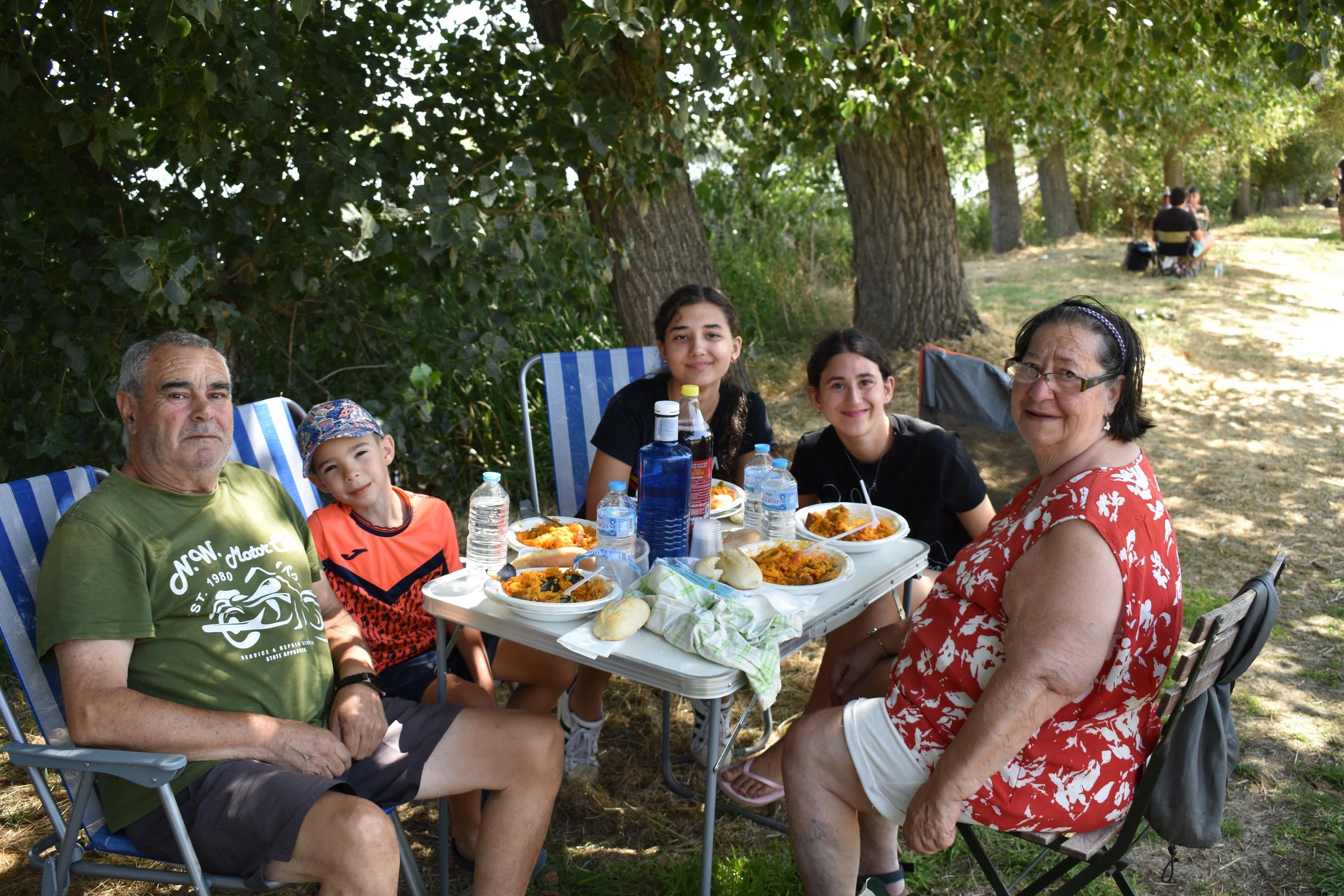 Villagonzalo de Tormes dice adiós a sus fiestas a la sombra de los árboles