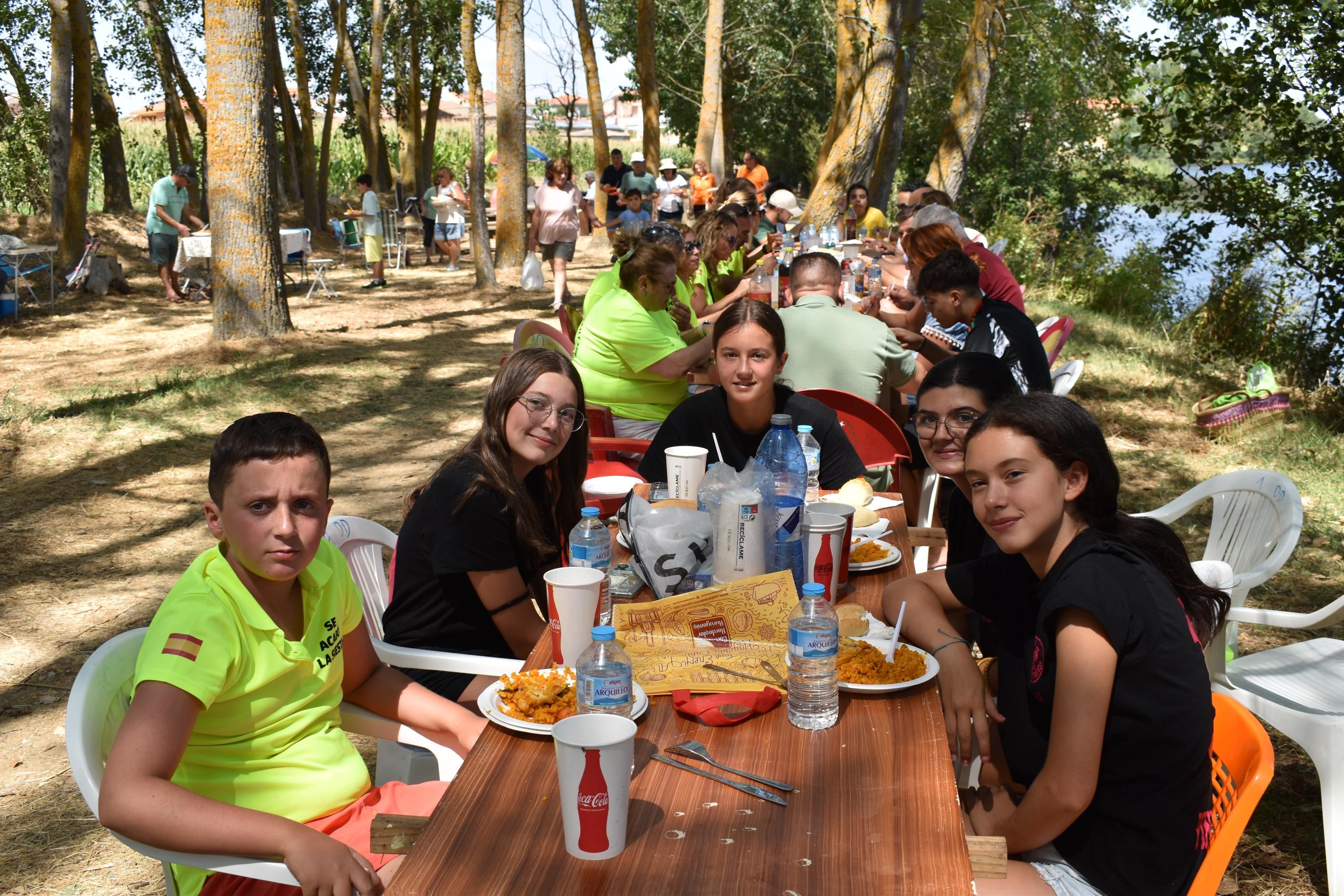 Villagonzalo de Tormes dice adiós a sus fiestas a la sombra de los árboles