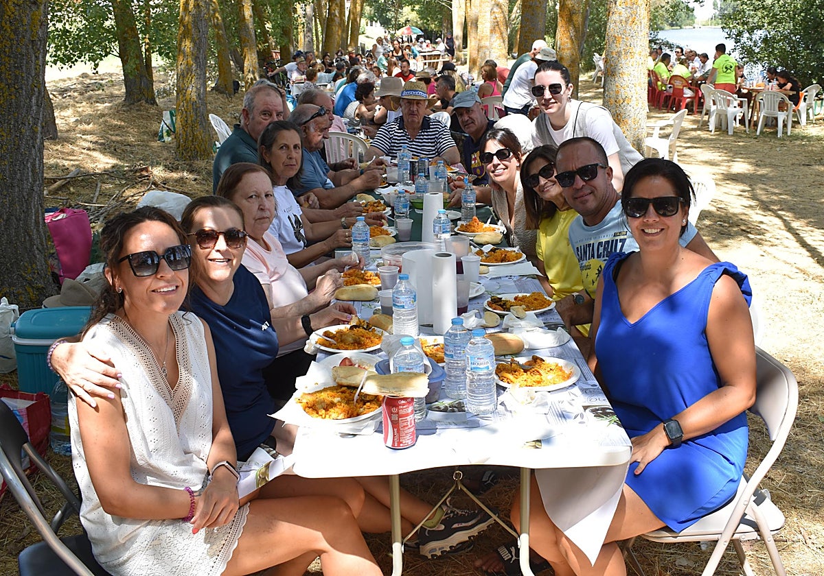 Villagonzalo de Tormes dice adiós a sus fiestas a la sombra de los árboles