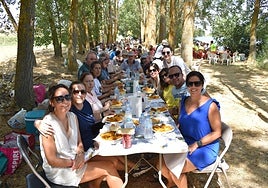 Vecinos de Villagonzalo de Tormes durante la paella