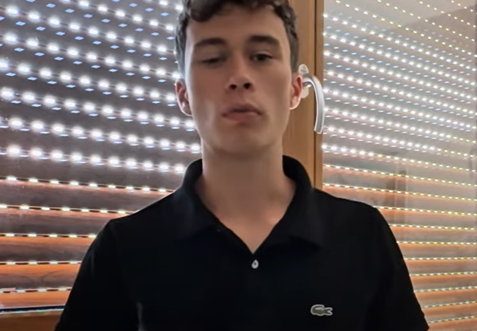 Jorge Rey durante la emisión de su último vídeo.