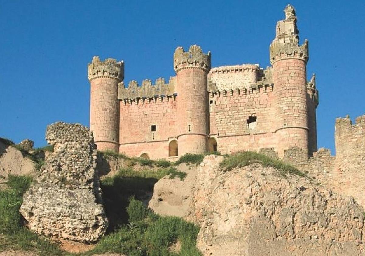 El castillo rosa de la villa segoviana de Turégano.