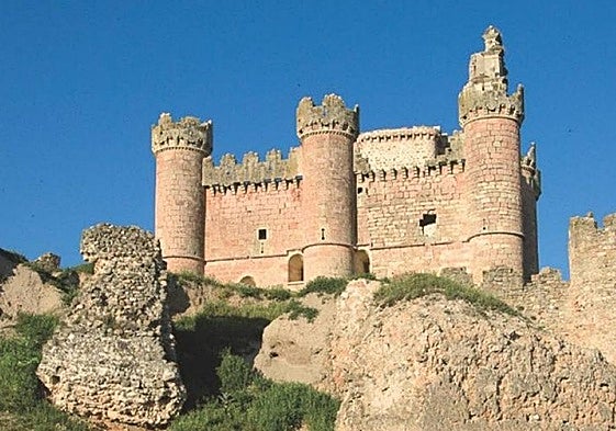 El castillo rosa de la villa segoviana de Turégano.
