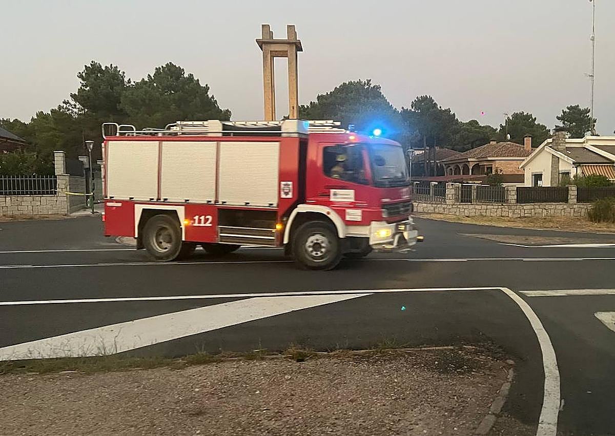 Imagen secundaria 1 - Controlado un incendio de alto riesgo junto a El Pinar de Alba
