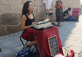 Arantza busca la inspiración callejera a los pies de la Clerecía y la Casa de las Conchas.