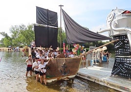 Barco pirata de la peña El Desperdicio, ganador de la XXXI bajada de OFNIS
