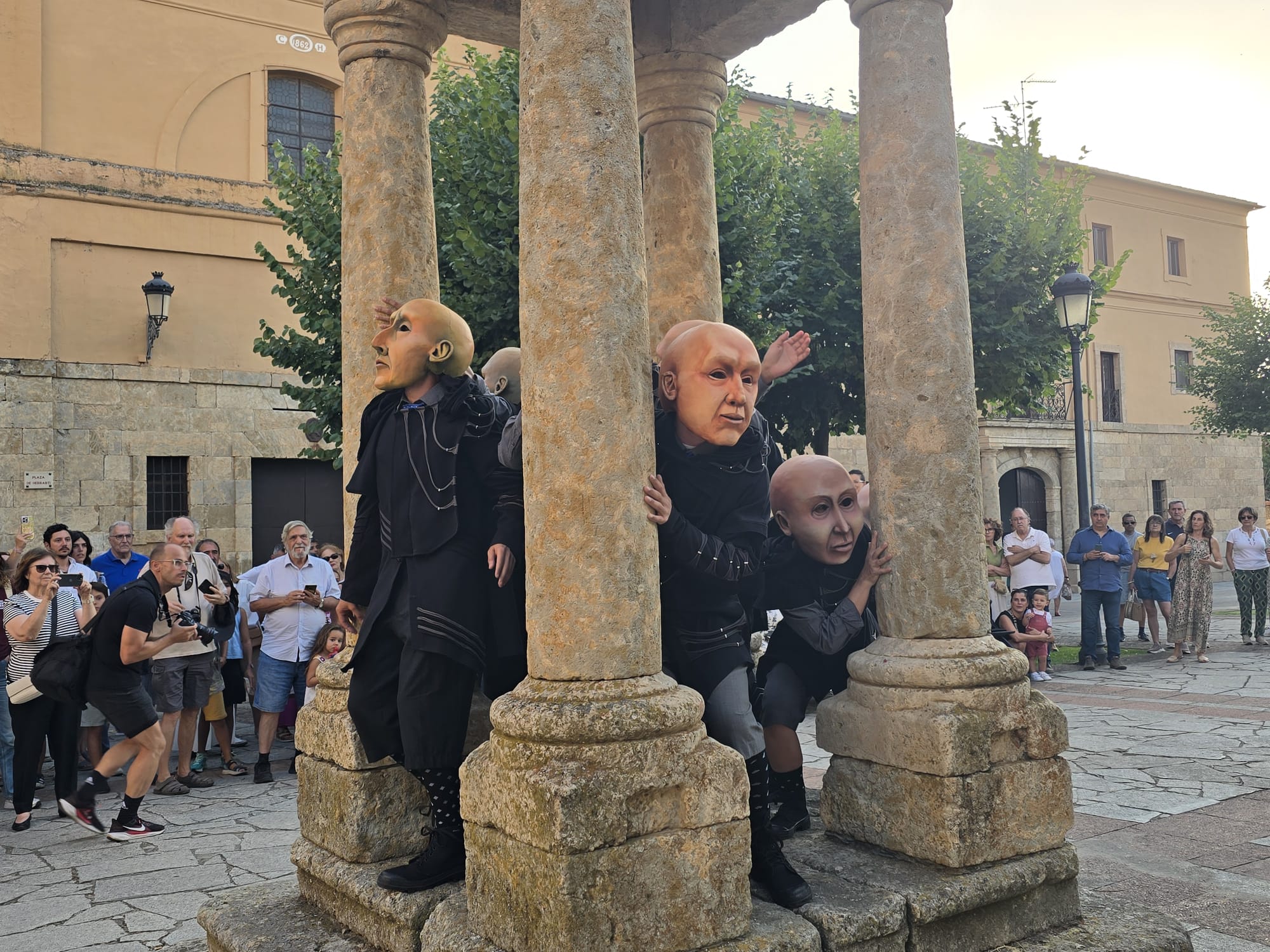 Las danzas tradicionales arrancan las primeras ovaciones de la Feria de Teatro