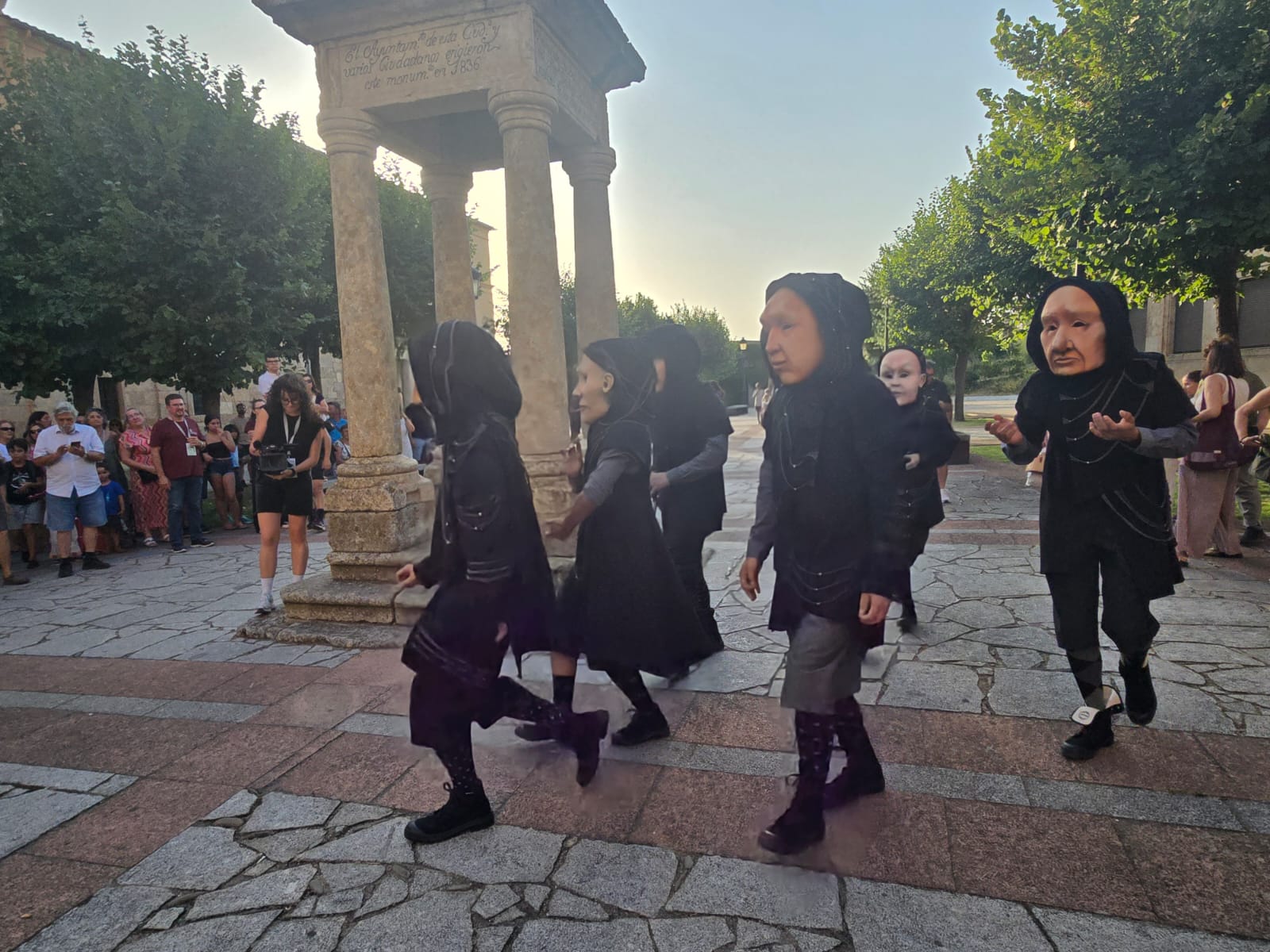 Las danzas tradicionales arrancan las primeras ovaciones de la Feria de Teatro