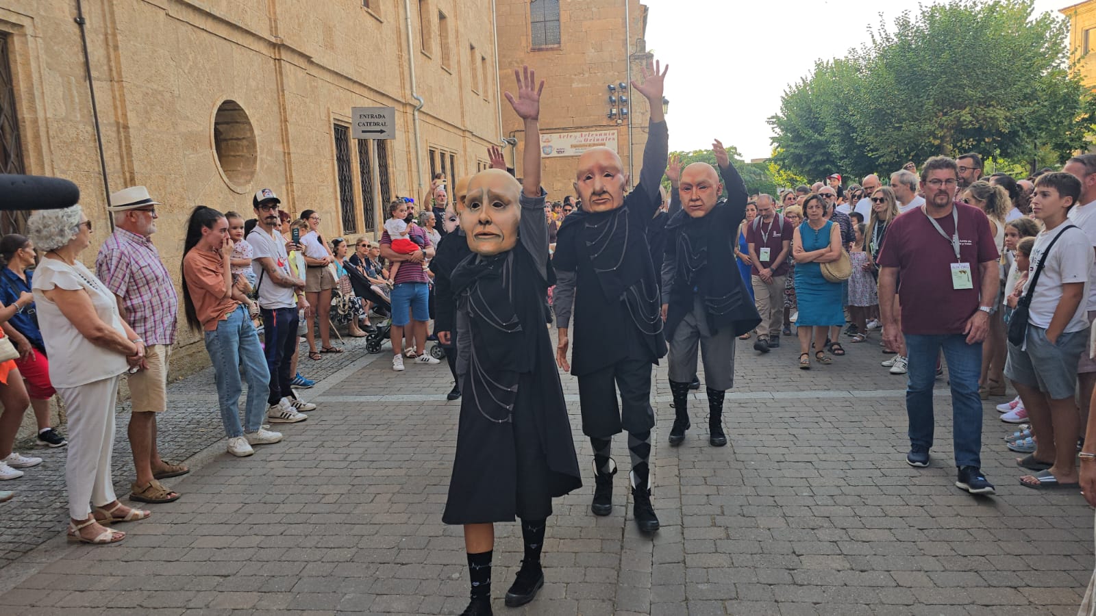 Las danzas tradicionales arrancan las primeras ovaciones de la Feria de Teatro