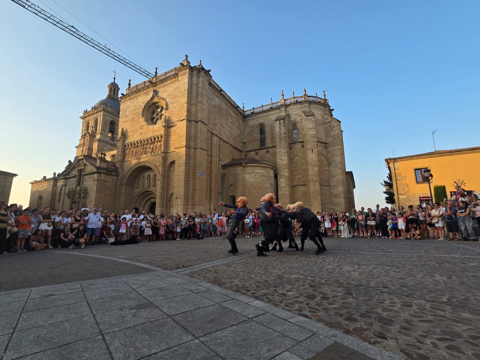 Las danzas tradicionales arrancan las primeras ovaciones de la Feria de Teatro