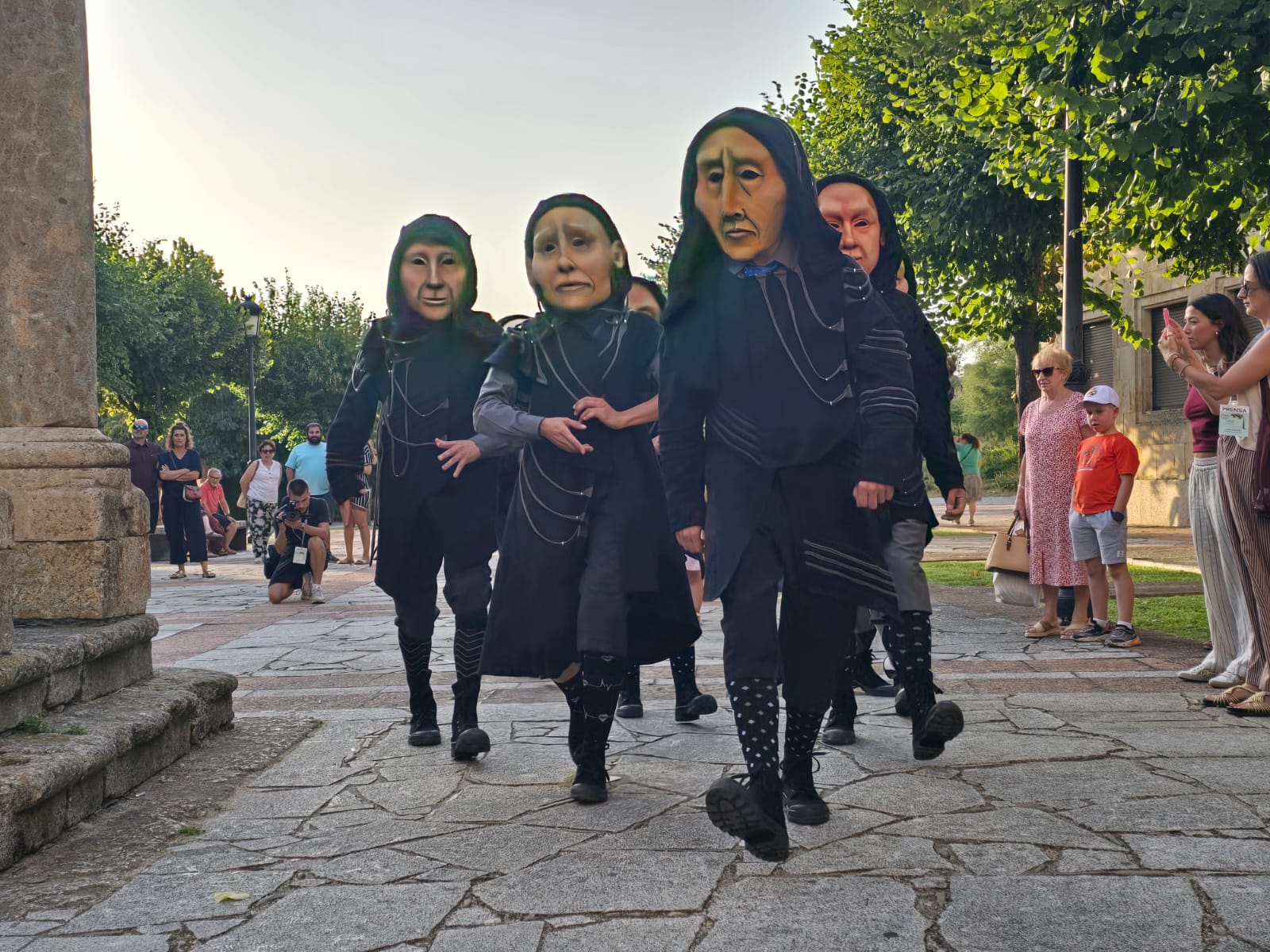 Las danzas tradicionales arrancan las primeras ovaciones de la Feria de Teatro