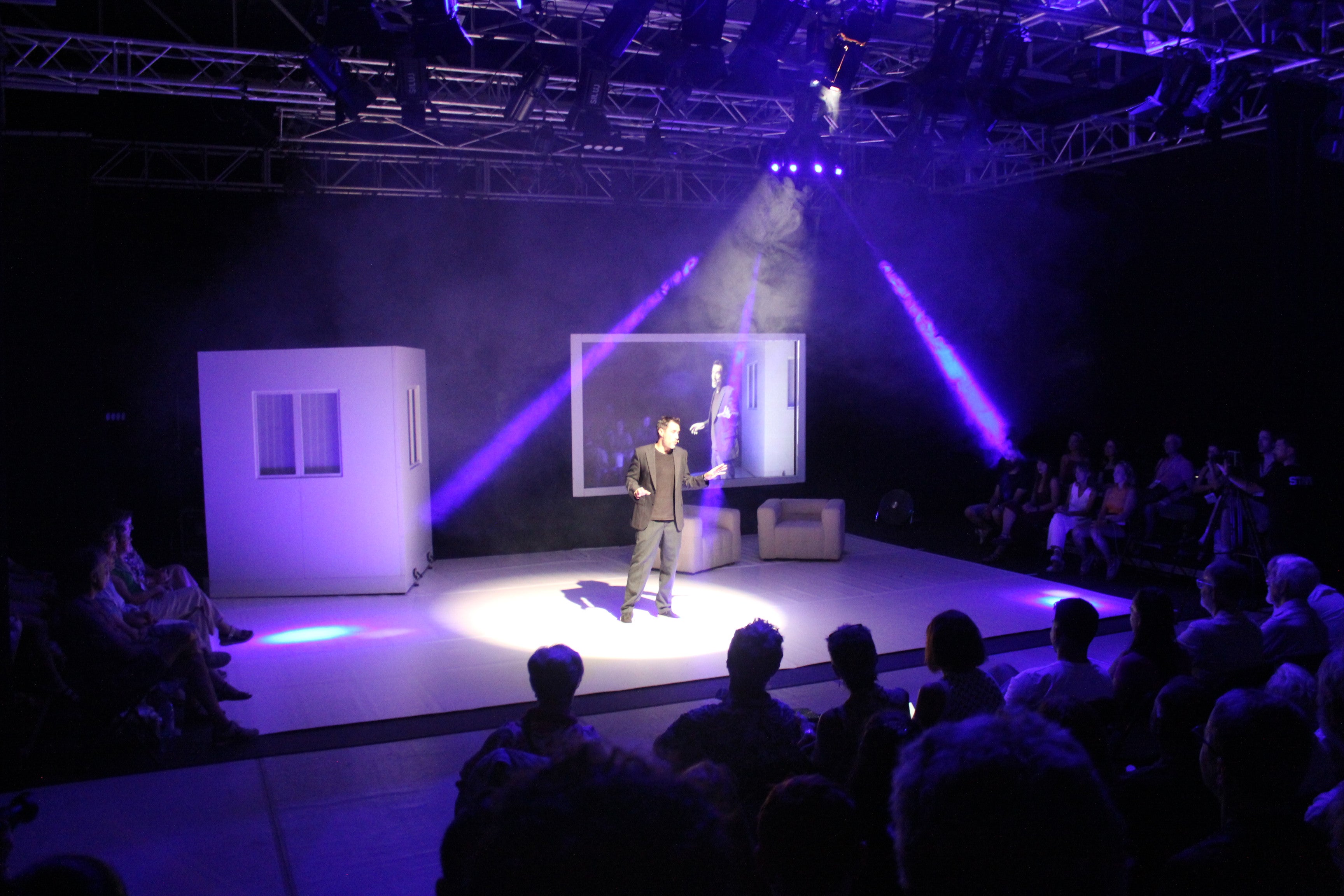Las danzas tradicionales arrancan las primeras ovaciones de la Feria de Teatro