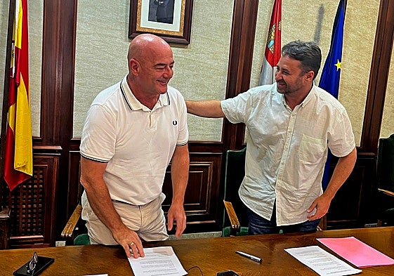 Javier Garrido y Antonio Cámara en la firma del acuerdo de gobernabilidad el pasado 5 de agosto.
