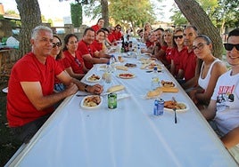 Integrantes de una de las peñas de la localidad de Aldeanueva de Figueroa