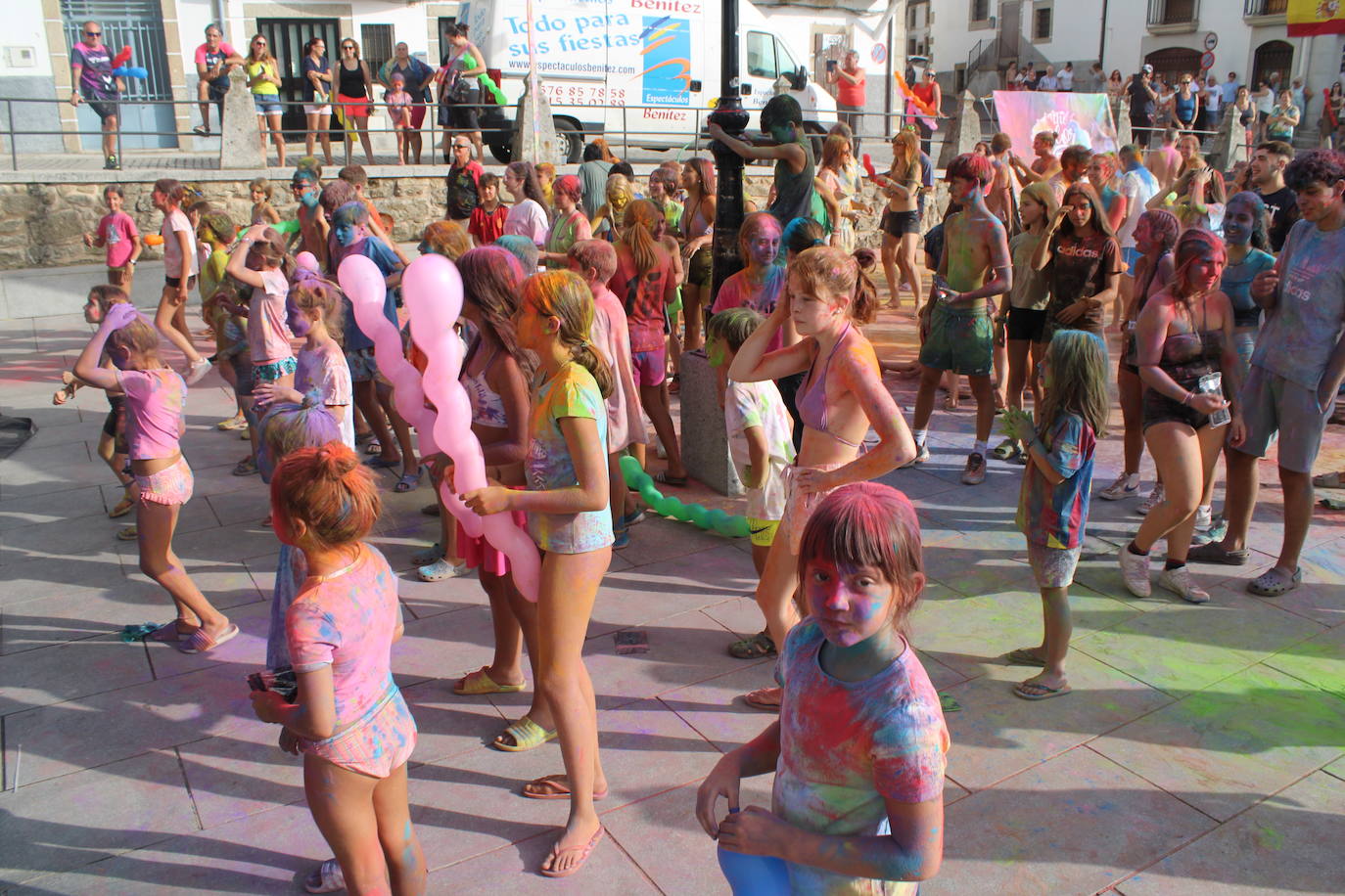 El color inunda de fiesta la Plaza de Ledrada