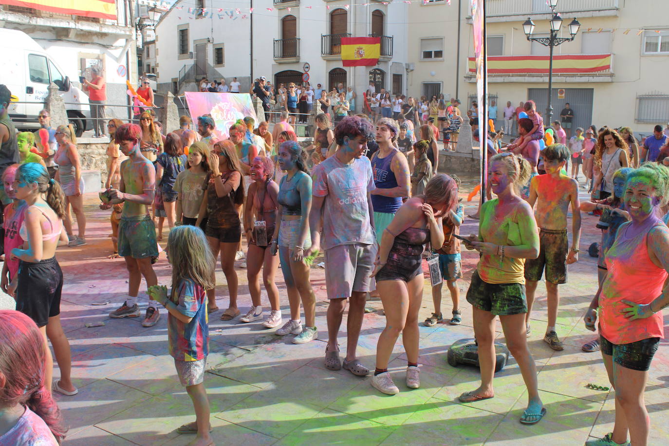 El color inunda de fiesta la Plaza de Ledrada