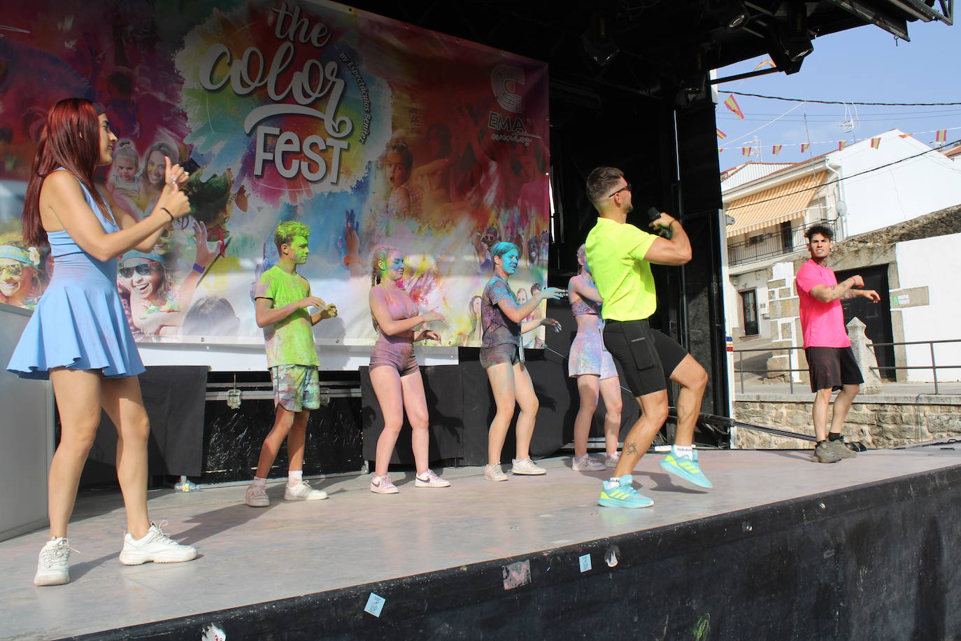 El color inunda de fiesta la Plaza de Ledrada