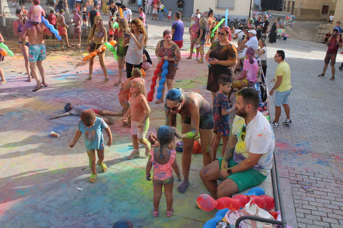 El color inunda de fiesta la Plaza de Ledrada