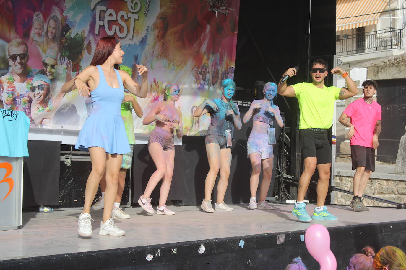 El color inunda de fiesta la Plaza de Ledrada