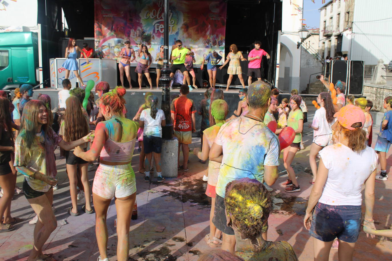 El color inunda de fiesta la Plaza de Ledrada