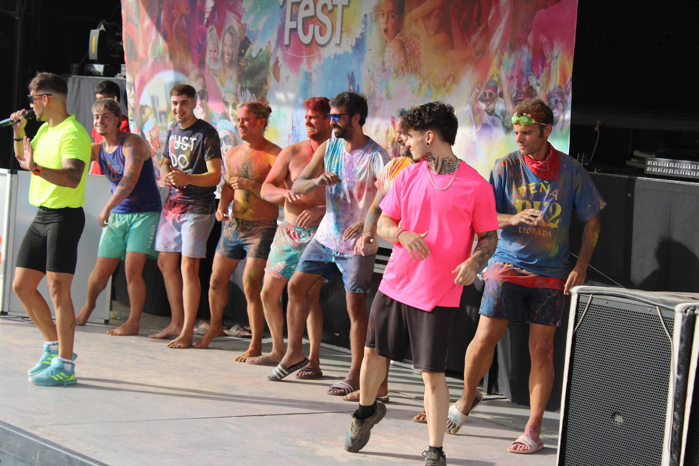 El color inunda de fiesta la Plaza de Ledrada