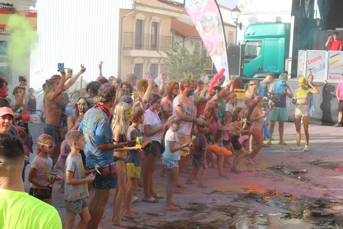 El color inunda de fiesta la Plaza de Ledrada